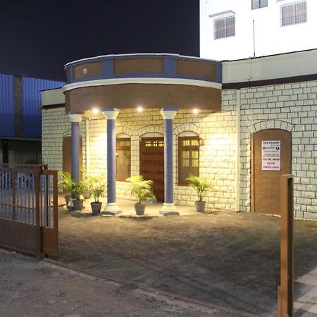 Yuvraj Lodge Osmanabad Exterior photo