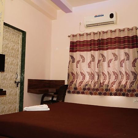 Yuvraj Lodge Osmanabad Exterior photo