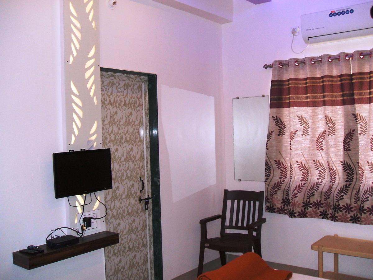Yuvraj Lodge Osmanabad Exterior photo
