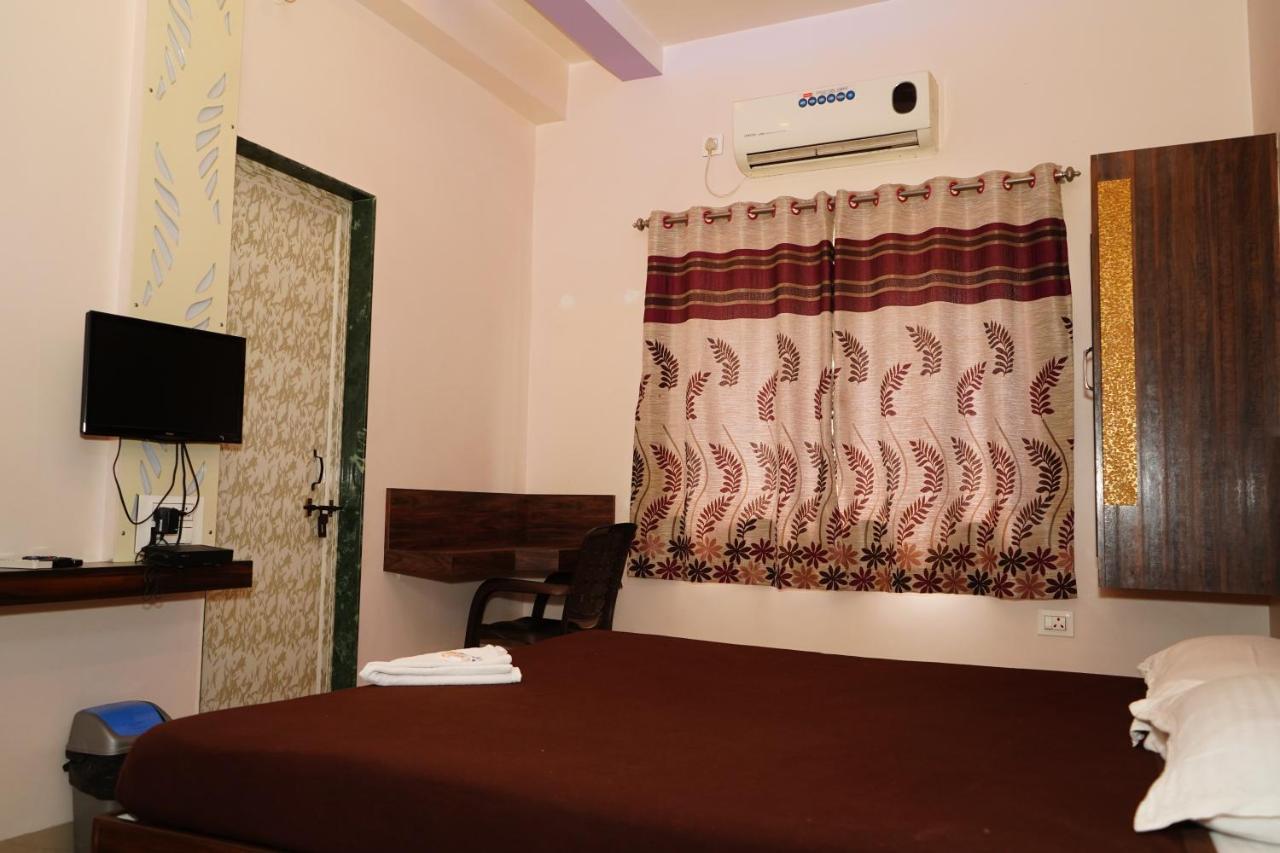 Yuvraj Lodge Osmanabad Exterior photo